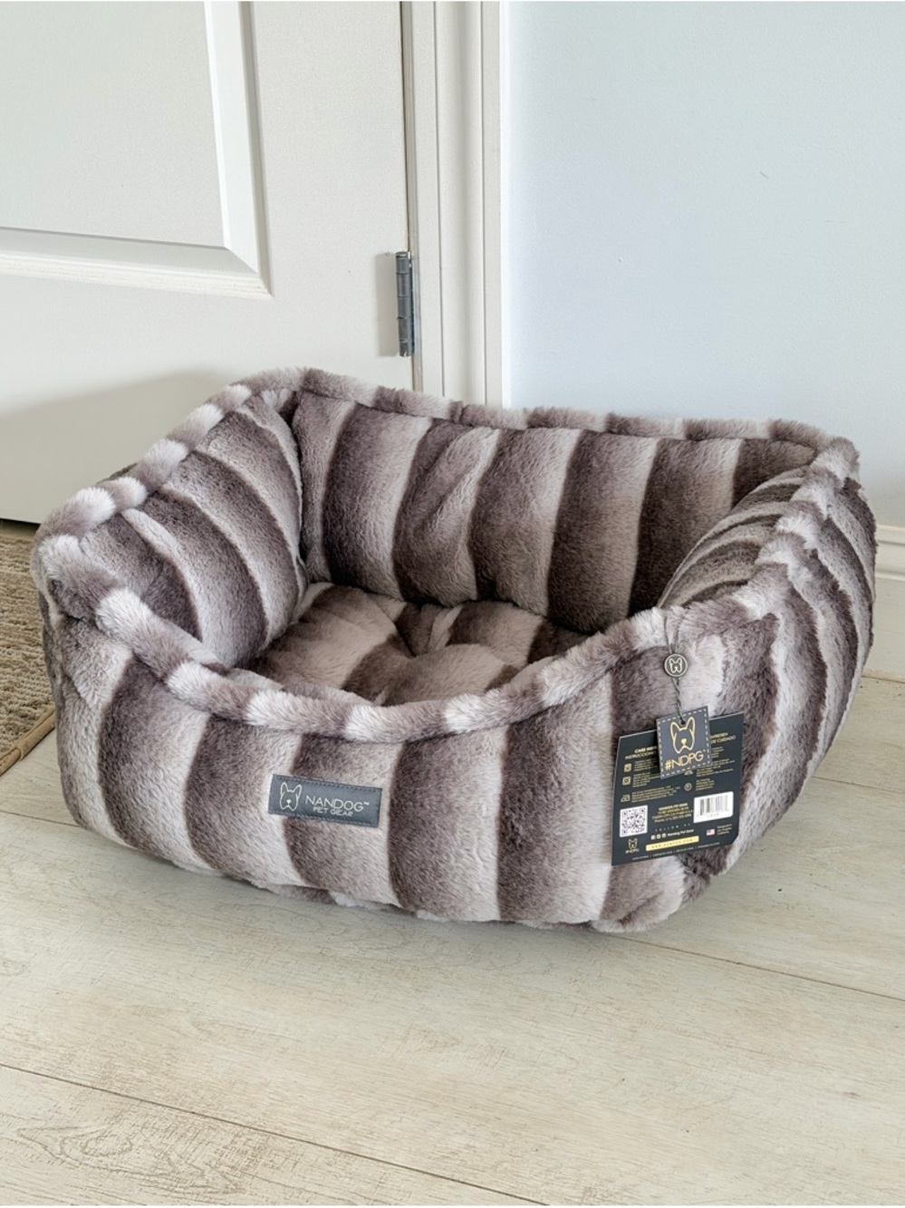 Nandog Pet Gear pet bed - the Chinchilla Cloud Collection Plush Pet Bed - Picture 2 of 5